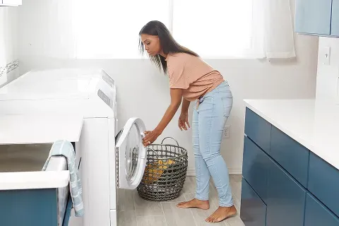 speed-queen-ff7-woman-doing-laundry